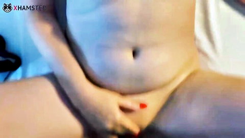Lustful Russian cougar spreads her pussy in solo amateur clip