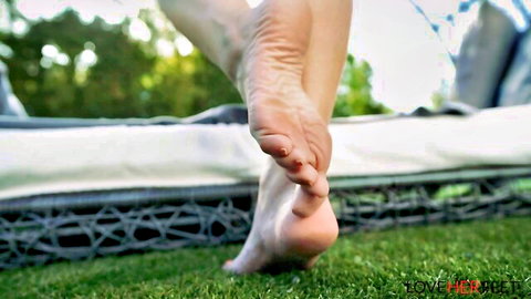 Sarah Arabic bare feet tease in JOI video close-up