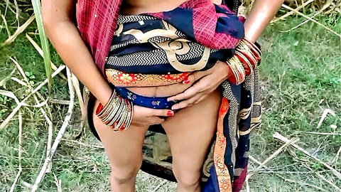 Desi village bhabhi exposing pussy in jungle saree outdoor tease