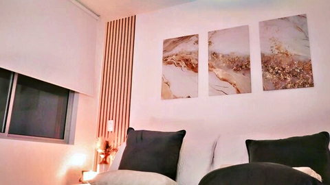 Lillythompson_ cozy bedroom setup in Chaturbate latina teen cam show