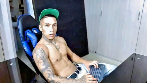 Colombian stud Sendfer shirtless in webcam oil masturbation show