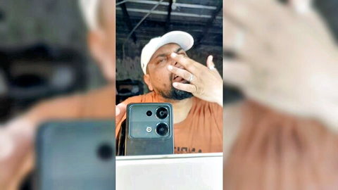 Dardo Ravitas digs and plays with nose in solo amateur selfie