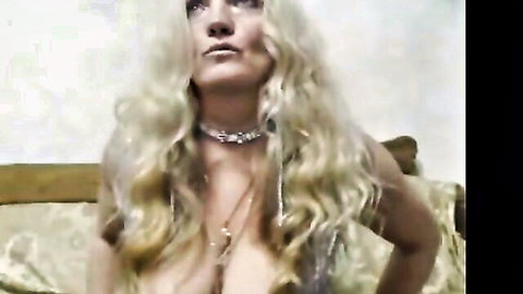Truefoxyyy blonde camgirl with deep cleavage on Chaturbate solo show