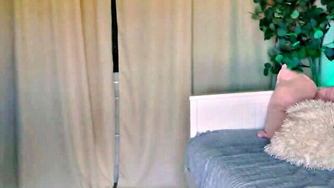 Anabel Curvy bedroom setup with pillows and pole