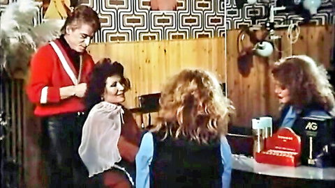 Retro 1983 porn thumbnail: women in salon, brunette and blondes getting styled, Labbra avide