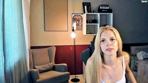 Blonde amateur model wishyouallthebestt in Chaturbate webcam tease