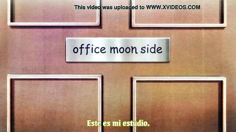 Office Moon Side studio sign on beige wall with Xvideos upload notice and Spanish text 'Este es mi estudio'