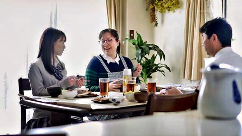 Natsu Tojo & Takahide Horio dining with Bela Estudante in cozy setup