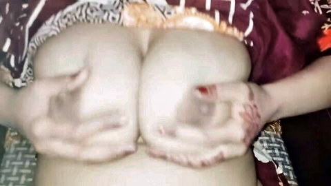 Pakistani mom squeezes huge natural big tits exposed from sari