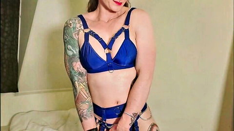 Claudia Kink flexes muscles and bounces ass in sexy blue lingerie