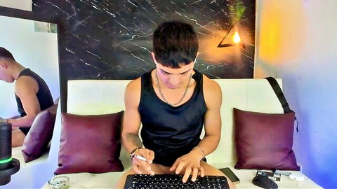 James1lee muscular Latin cam model in tank top sexting on Stripchat