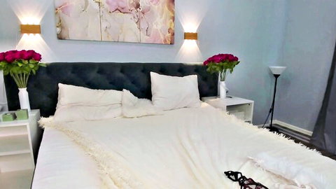 Ameli Shell's cozy bedroom setup for skinny teen Chaturbate cam show