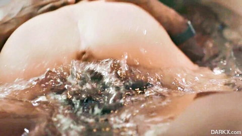 Young babe's wet ass and pussy splashed in water during dong ride