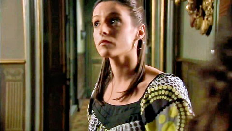 Sílvia Bel in sexy patterned dress, surprised look in Infieles S01E01