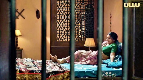 Voluptuous Indian MILF in green saree, seductive bedroom pose