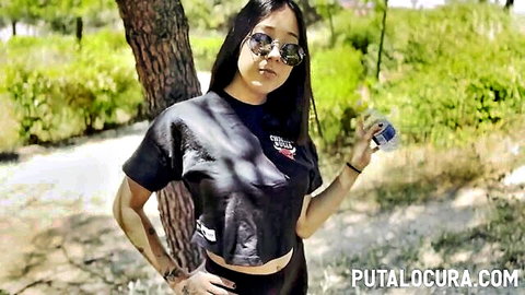 Asian woman in park posing sexy, caught accepting money for sex - Putalocura