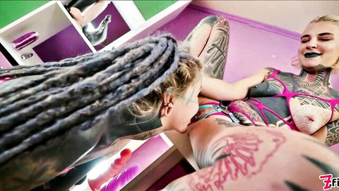 Anuskatzz tattooed model in strapon lesbian penetration and squirting