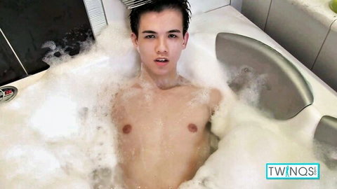 Xander H relaxes in bubbly bath, stroking his cock solo