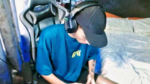 Aaron Blug in casual gay amateur setup, blue shirt and cap