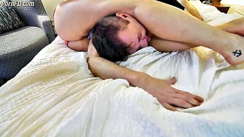 Loren headscissoring man in nude fetish embrace on bed