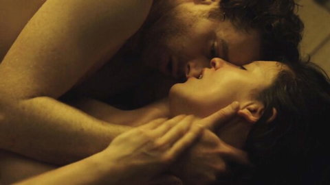 Amel Charif in passionate nude embrace and kiss with lover in À la joie (2023)