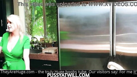 Blonde big tits stepmom in low-cut green dress showing cleavage