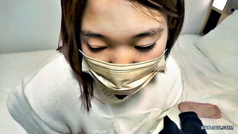 Young Japanese mom in mask lying on bed, amateur JAV creampie scene