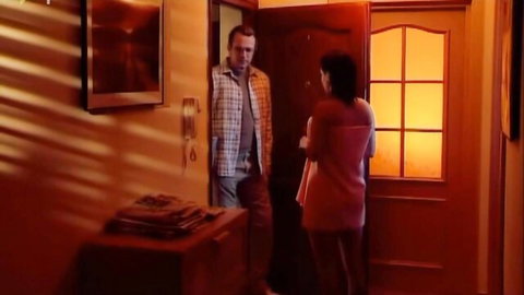 Agnieszka Dygant in pink dress at doorway with man, Fala zbrodni scene