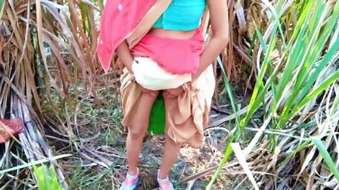 Desi Indian bhabhi lifts sari exposing pussy in jungle village sex