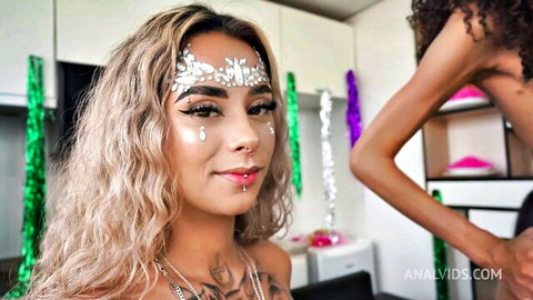 Jenny Pretinha and Morganita Brux with glitter makeup, smiling in festive pose