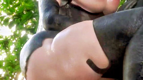 A2 Nier Automata hentai: big pale ass exposed in tight black suit outdoor tease