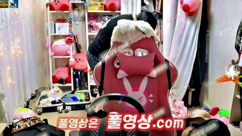 Leaked Korean streamer Edirin in pink gaming room setup