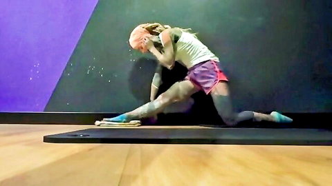 Tattooed fitness model Anuskatzz flexible splits in gym routine 2024
