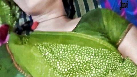 Indian beauty in green saree teasing cleavage - Maya sexigirl roleplay