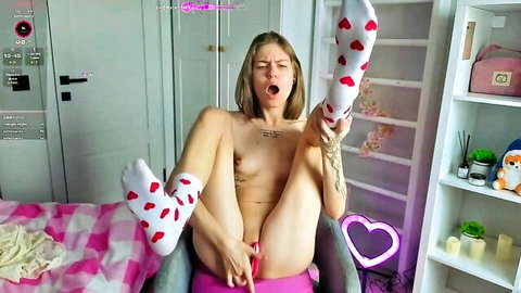 _lollyypop_ skinny blonde camgirl masturbating in heart socks