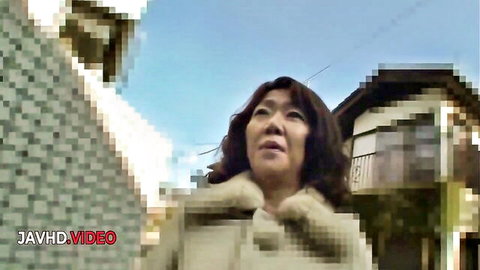 Eriko Nishimura teases in fur-collared coat outdoors in JAV video