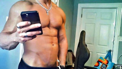 Nategains muscular gay hunk flexing ripped abs and chest in selfie