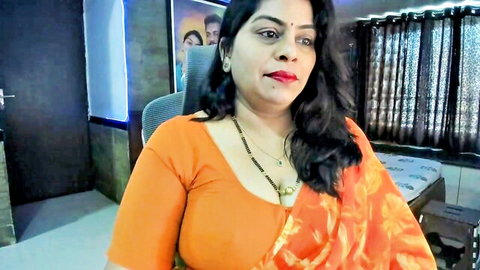 Curvy Indian MILF tarivishu23 in low-cut saree blouse teasing