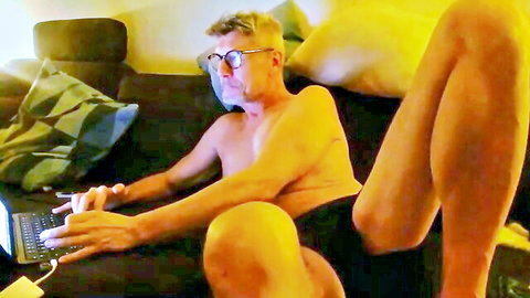 funcouple420098 naked muscular man typing on laptop in hot Chaturbate cam show