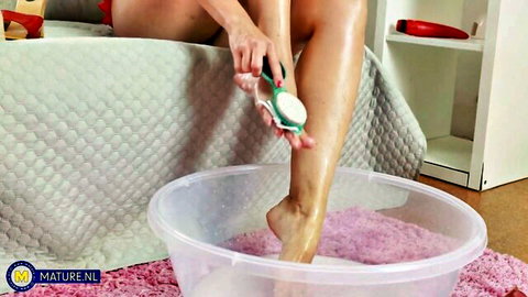 Angee Es solo foot play, scrubbing toes in hot bath