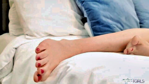 Jade Nyxxx's sexy red toenails and smooth leg tease