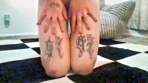 Arabianprincess37 teasing with sexy Arabic tattoos on thighs in Chaturbate show