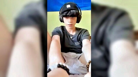 Cute young twink nutting in solo amateur video