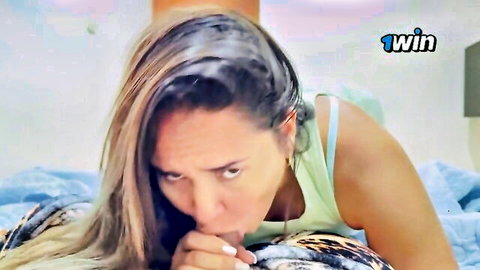 Colombian MILF Vanessa in intense close-up pose on bed