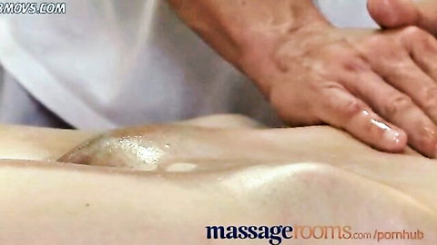 Billie Star's oiled ass massaged to squirting orgasm by therapist