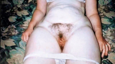 Mature granny exposing hairy mature pussy in amateur home photo