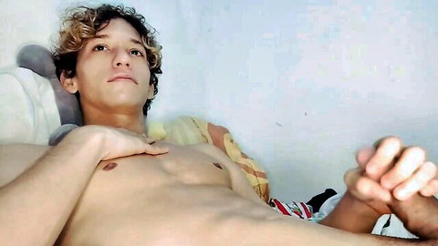 Luffybird handsome curly-haired guy with toned abs in Chaturbate solo pose