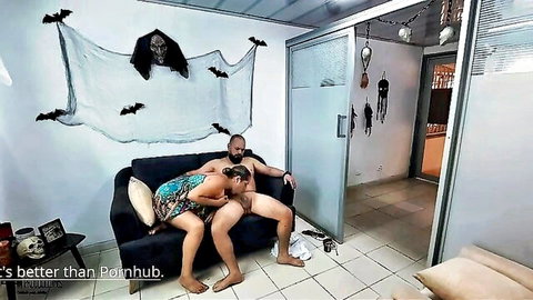 Amateur couple: man eats horny neighbor's pussy without underwear, passionate oral