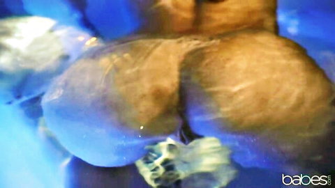 Curvy babe's wet bubble butt in steamy pool double dip tease