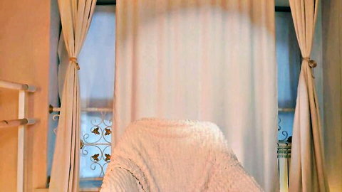 Aurora the Ballerina tanned cam model in intimate solo setup